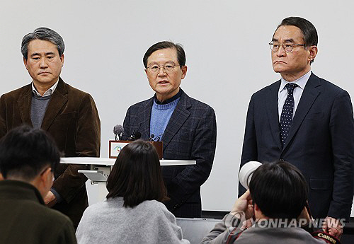 윤석열 대통령 측 윤갑근 변호사(가운데)가 지난 8일 서울 한국컨퍼런스센터에서 열린 기자간담회에서 발언하고 있다.<연합뉴스>